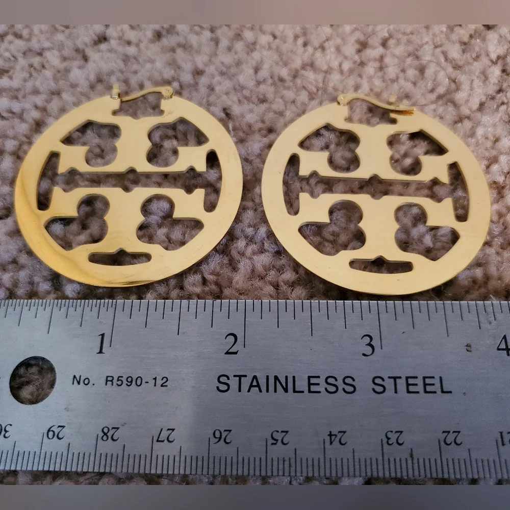 TORY BURCH Sunglasses, case & goldtone round hoop earrings set - Picture 14 of 14